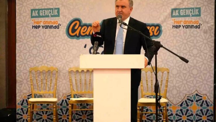Bakan Bak, Gençlerle İftarda Cinsiyetsizleştirme ve LGBT Konusunda Uyardı