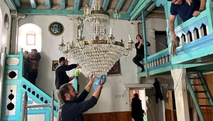 Bayburt’ta Üniversite Öğrencilerinden Camii Temizliği