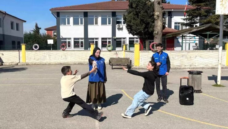 Düzce’de Gönüllü Gençler, Sokak Oyunlarını Çocuklarla Buluşturdu