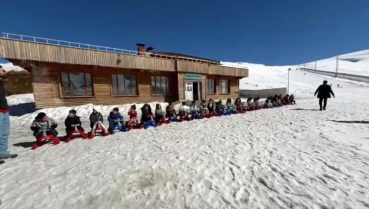 Hakkari’nin Minikleri Kayak Keyfi Yaşadı