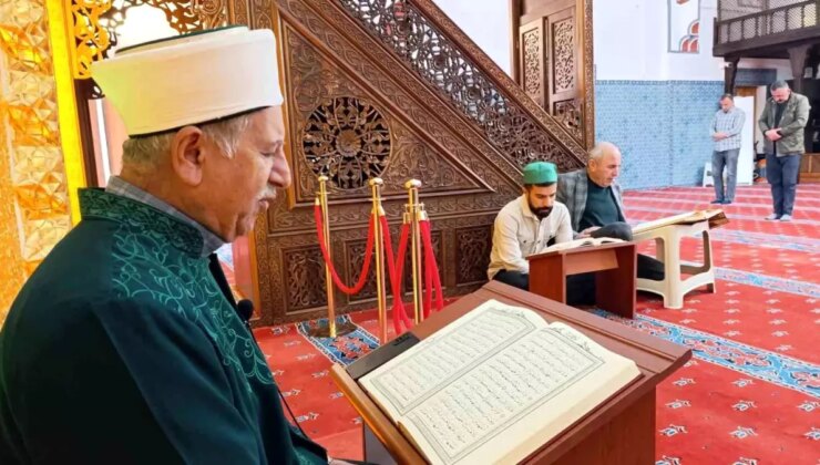 Hüsrev Paşa Camii’nde Mukabele Geleneği Devam Ediyor