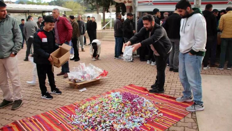 Kumluca’da 150 Yıllık Şeker Dağıtma Geleneği Bayramda Yaşatılıyor