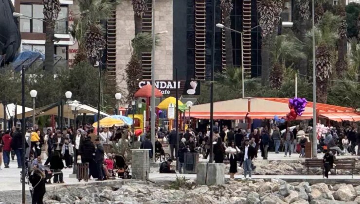 Kuşadası’nda Bayram Yoğunluğu Esnafı Sevindirdi