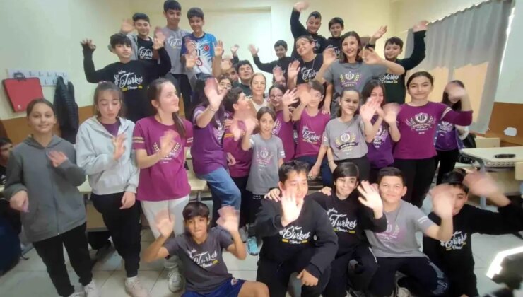 Öğrencilerden Öğretmenine Duygusal Sürpriz Doğum Günü Kutlaması