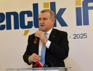 Sultanbeyli’de 5 bin genç ile iftar yapan Bakan Bak, müjdeleri peş peşe sıraladı