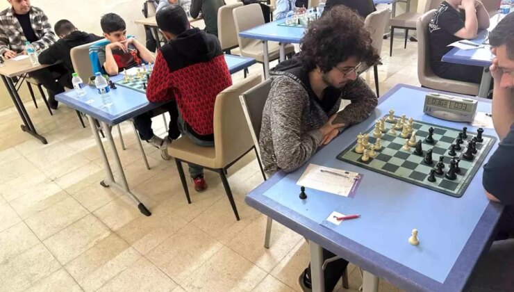 Tunceli’de 14 Mart Tıp Bayramı Satranç Turnuvası Düzenlendi
