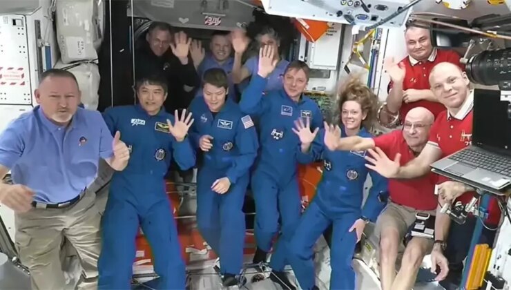 Uzayda mahsur kalan astronotların yerine geçecek ekip istasyona ulaştı