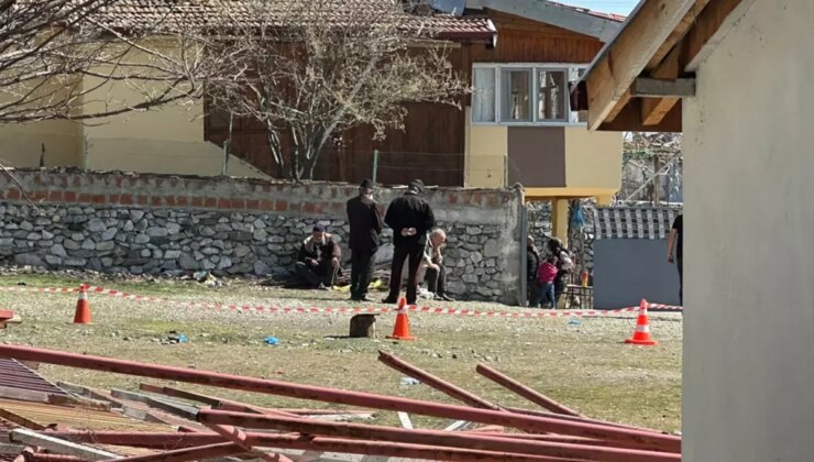 Yaşlı kadını kolundaki 3 bilezik için 8 bıçak darbesiyle öldürüp cesedini yaktılar