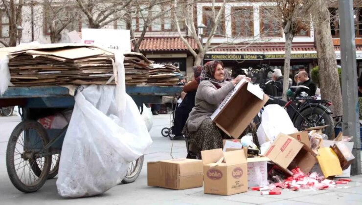 Yaşlılık ve Mücadele: 40 Yıldır Karton Toplayan Servet Döndü