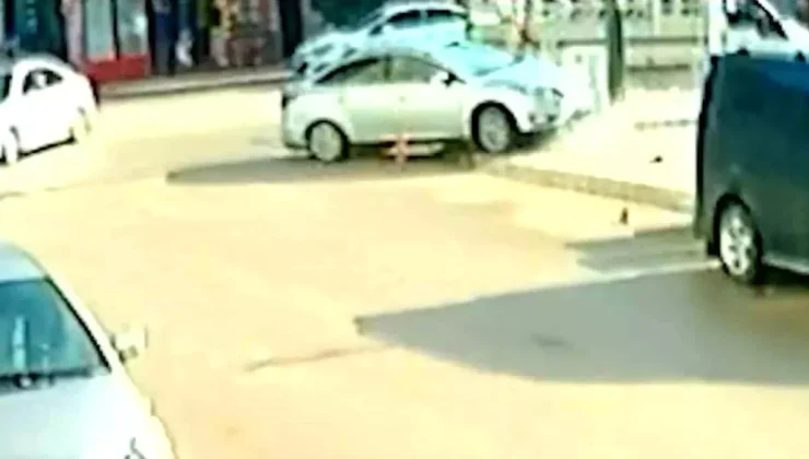 Çorum’da Kontrolden Çıkan Otomobil Elektrik Panosuna Çarptı