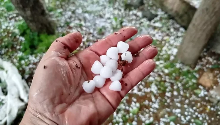 Çorum’da Dolu Yağışı Otomobili Elektrik Direğine Çarptırdı