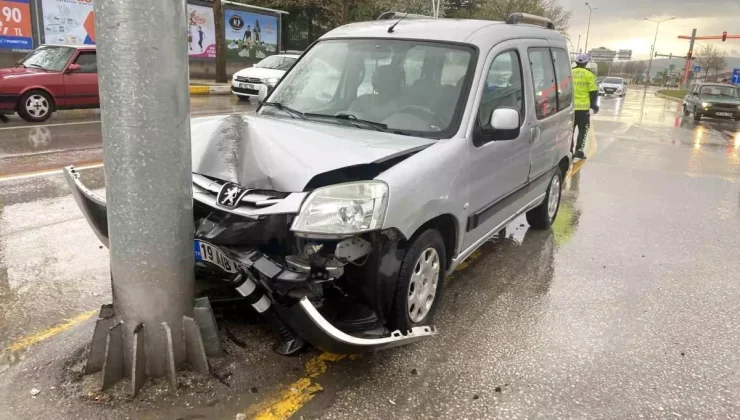 Çorum’da Elektrik Direğine Çarpan Araçta 2 Yaralı