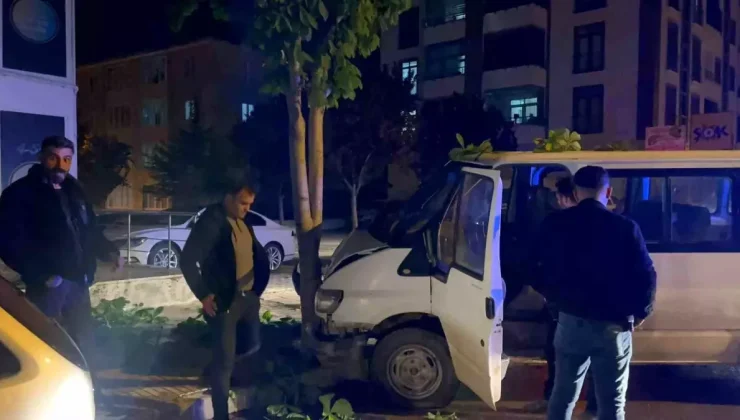 Çorum’da Polisin ‘Dur’ İhtarına Uymayan Sürücü Ağaca Çarparak Yakalandı