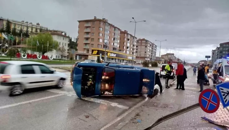 Çorum’da Trafik Kazası: Otomobil Bilgilendirme Levhasına Çarptı