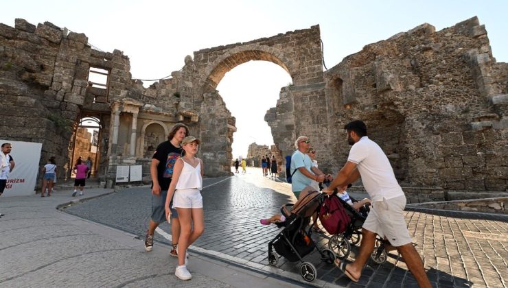 Antalya bir günde 104.359 yabancı ziyaretçiyle tüm zamanların rekorunu kırdı
