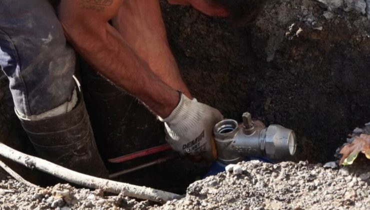 Kadıköy’de fışkıran su 5 katlı bina boyuna ulaştı