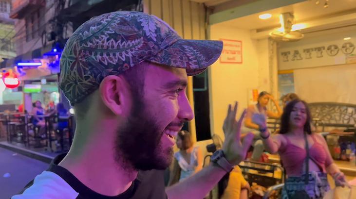Kuralsız Sokaklar’da ilginç görüntüler! Kızlar önünü kesti, kolundan çekiştirdi