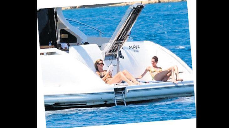Kız kıza tatil