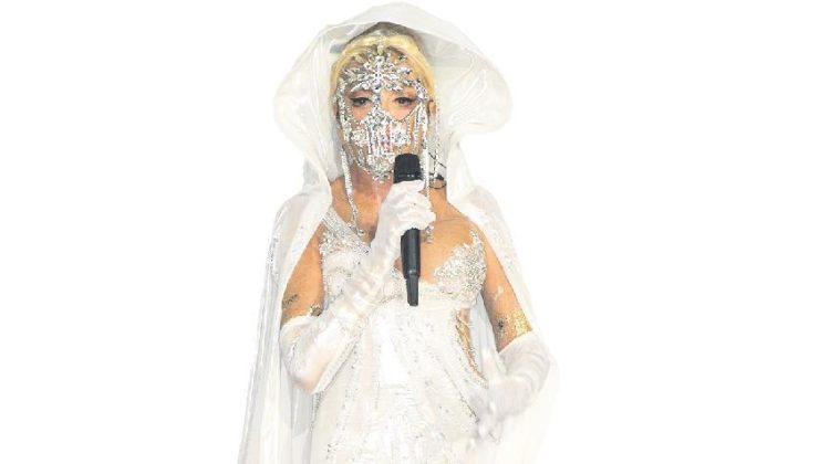Aksilikler Süperstar’ı yıldırmadı