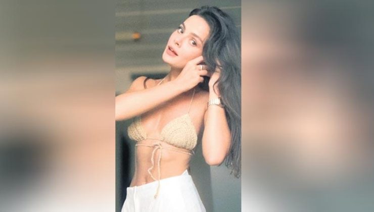 Bikinisine anne eli değdi