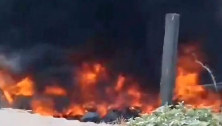 Boş arazide alev alan çöpler, 2 evi yakıyordu