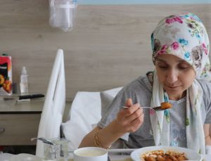 Çocukken içtiği yağ çözücü yüzünden yemek borusu yanan genç anne Kütahya’da sağlığına kavuşturuldu
