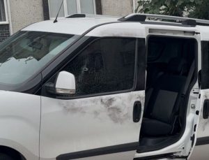Evinin önünde silahlı saldırıya uğradı