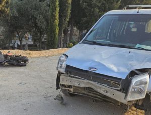 İzmir’de hafif ticari araç ile motosiklet çarpıştı: 1 ölü