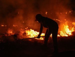 İzmir’de otlukta başlayan yangın ormana sıçradı