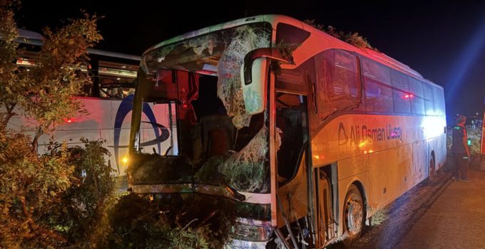 Kayseri’de yolcu otobüsü refüjdeki ağaçlara çarptı: 1 ölü, 13 yaralı