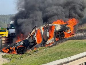 Ümraniye’de kaza yapan otomobil yandı