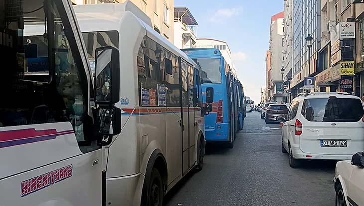 Adana’da dolmuş şoförlerinden yol kapama eylemi: Abidinpaşa Caddesi 3 saat trafiğe kapalı kaldı