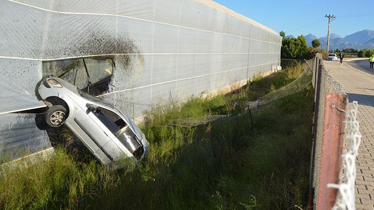 Antalya'da otomobil yoldan çıktı, muz serasına çarptı