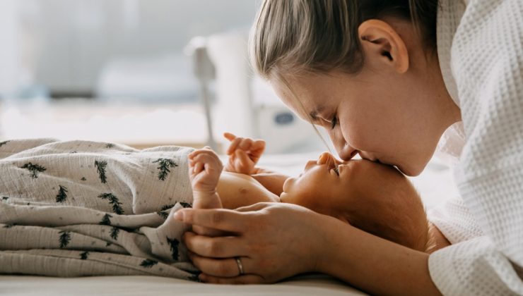 Bebekleri öpmeden önce bir daha düşünün!