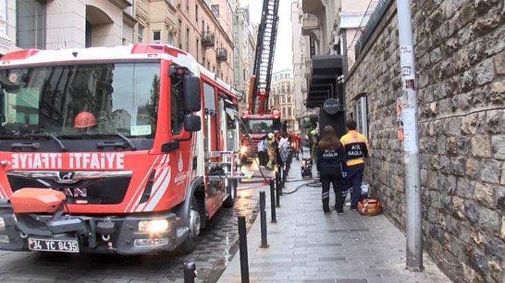 Beyoğlu’nda 6 katlı otelde yangın paniği