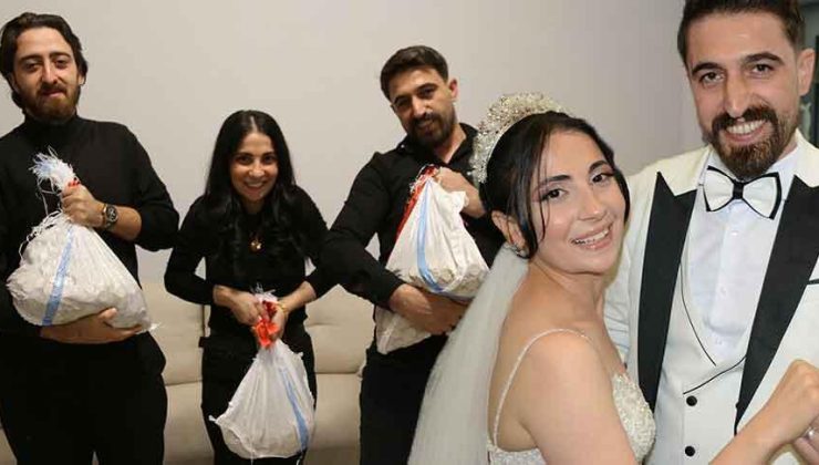Böyle düğün görülmedi! Gelinin kilosu kadar para taktılar: 'Üç çuvalı önümüze koydular'