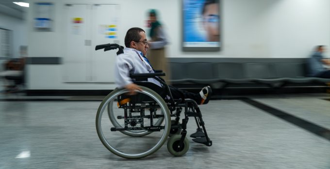 Cam kemik hastalığıyla büyüyen Hamza “doktorluk” hayalini gerçeğe dönüştürdü