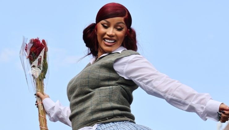 Cardi B, otomobilinin tepesinde twerk yaparak yeni albümünü tanıttı