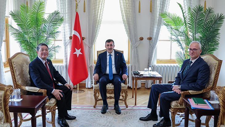 Cumhurbaşkanı Yardımcısı Yılmaz, Vietnam Ulusal Meclis Başkan Yardımcısı Nguyen Duc Hai ile görüştü