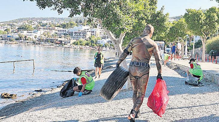 Denizden 2.5 saatte 350 kg atık toplandı