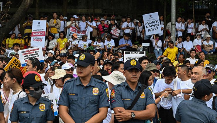 Filipinler’de on binlerce insan protesto yürüyüşü düzenledi