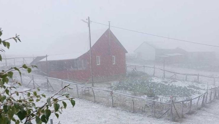 Görüntüler bugün çekildi! Her yer karla kaplandı: 20 santimetreyi buldu