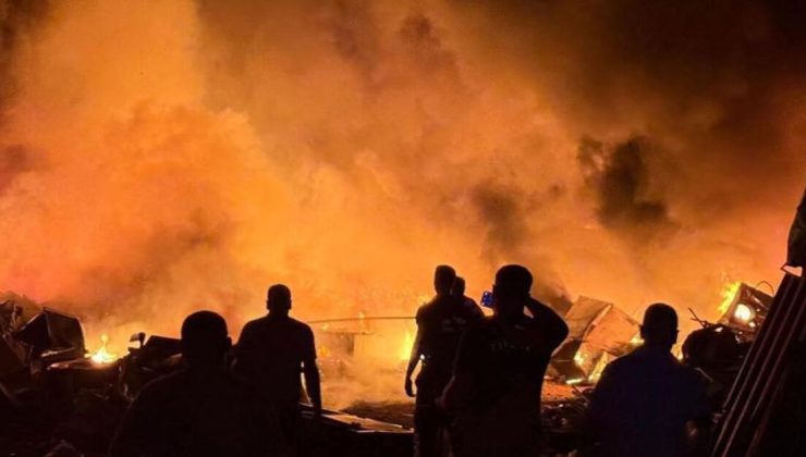 Hatay’da hurdalıktaki yangın, ağaçları yaktı