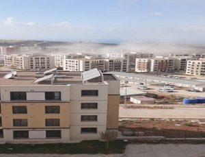 Hatay'da Kule vinç, patlama sonrası binanın üzerine devrildi