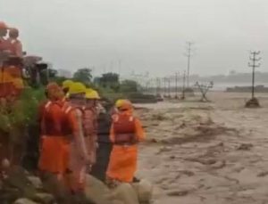 Hindistan’da sel ve toprak kayması: 15 ölü, 16 kayıp
