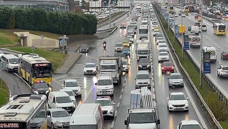 İstanbul’da trafik yoğunluğu yağışın etkisiyle yüzde 90’a ulaştı! İşte kilitlenen noktalar