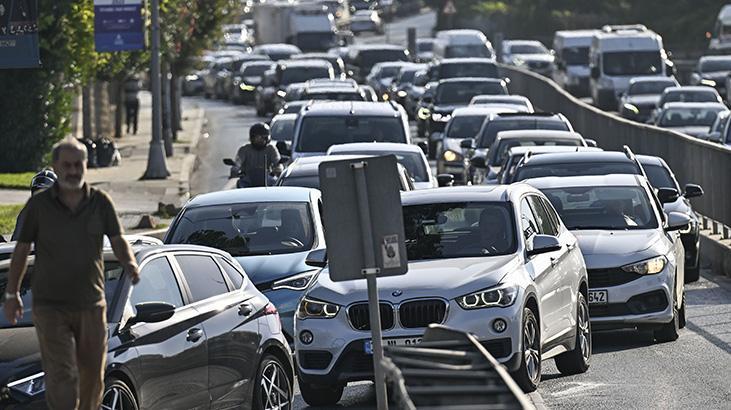 İstanbul'da cuma akşamı trafiği: Yollar kilitlendi yoğunluk yüzde 71'e ulaştı