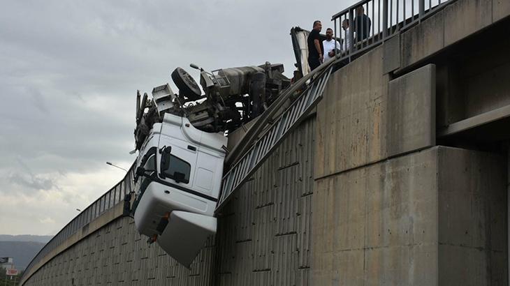 İzmir'de korku dolu dakikalar! Devrilen TIR viyadükte böyle asılı kaldı