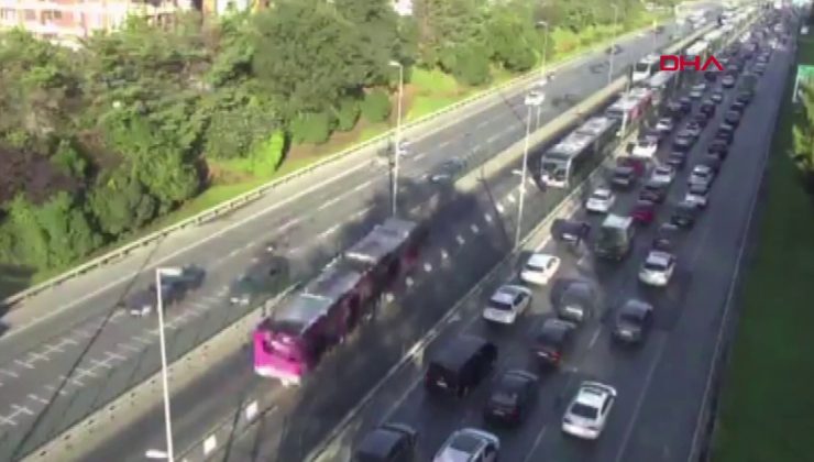 Kadıköy’de 2 metrobüs çarpıştı!
