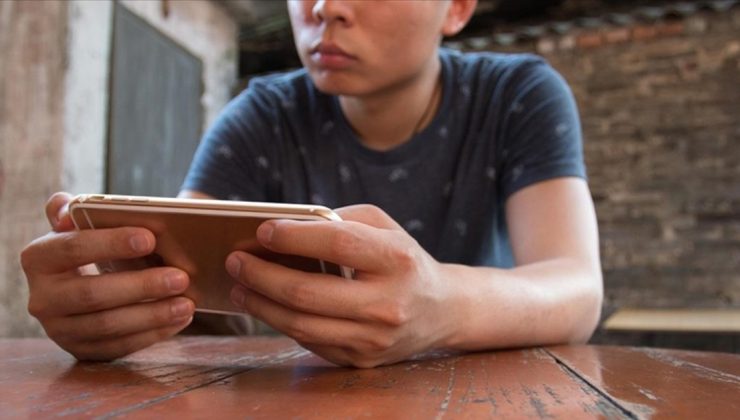 Kontrolsüz sosyal medya kullanımı ve şiddet içerikli oyunlar ergenleri tehdit ediyor